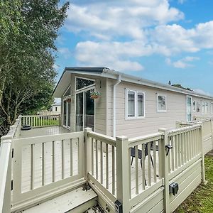 Stunning Lodge With Decking At Oaklands Holiday Park In Essex Ref 39017Rw Clacton-on-Sea Exterior photo