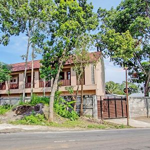 Oyo Life 93497 Griya Kost Rr Hotel Salatiga Exterior photo