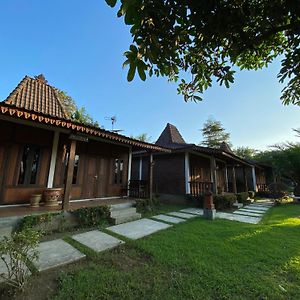 Balkondes Karanganyar Borobudur Hotel Magelang Exterior photo