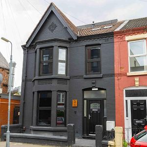 Air Host And Stay - The Black House, 5 Bedrooms, 4 Bathrooms, Sleeps 12 Liverpool Exterior photo
