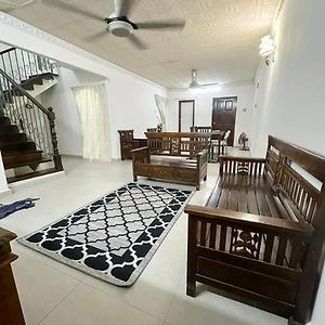 Homestay Serdang Upm Maeps Mardi Ioi City Mall Seri Kembangan Exterior photo