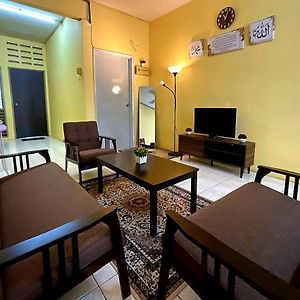 Cindai Homestay Seri Kembangan Exterior photo