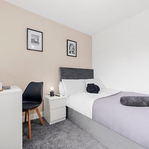 Morden En-Suite Room -15 Mins To Manchester City Cente, 10 Mins To Etihad Stadium Exterior photo