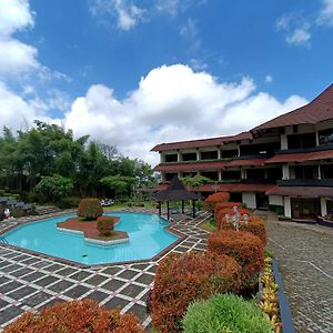 Queen Garden Hotel Managed By Salak Hospitality Baturraden Exterior photo