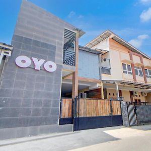 Super Oyo 94304 Ameera Guest House Tegal  Exterior photo