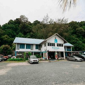 Riverbank Dungun Guesthouse & Cafe Exterior photo