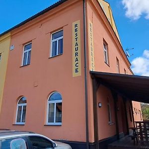 Hostinske Pokoje Nad Restauraci Kosetice Se Sdilenou Koupelnou A Kuchynkou Hotel Pelhrimov Exterior photo