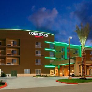 Courtyard By Marriott Victoria Hotel Exterior photo