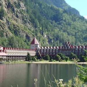 Three Valley Lake Chateau Hotel Revelstoke Exterior photo