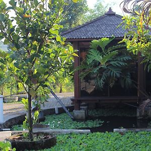 Rumah Kayu Pinggir Kali Prigen RedPartner Hotel Pasuruan Exterior photo