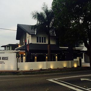 The Corner House Bed & Breakfast Pontian Kecil Exterior photo