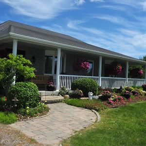 Golden Pathways Retreat B&B Peterborough Exterior photo