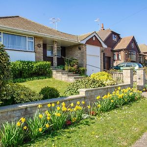 Dean Court Bungalow - Parking - By Brighton Holiday Lets Exterior photo