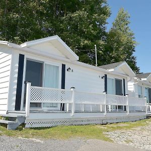 Motels Chalets Flots-Bleus Saint-Simeon  Exterior photo