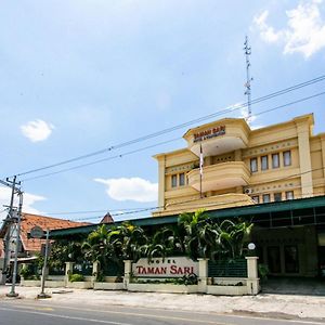 RedDoorz Plus near Alun Alun Karanganyar Hotel Surakarta  Exterior photo