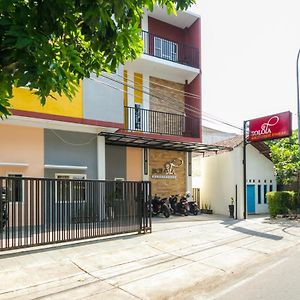 Reddoorz Syariah Near Purwosari Train Station Hotel Surakarta  Exterior photo