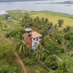 Nilambara Lake View Hotel Dambulla Exterior photo