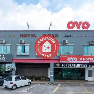 Oyo 90050 V Hotel Teluk Intan Exterior photo