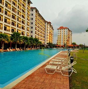 Oyo Home 90301 Suria Service Apartments Bukit Merak Laketown Resort Taiping Exterior photo