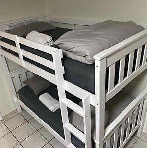 Single Size Top Bunk Bed - Mixed Shared Room Miami Exterior photo