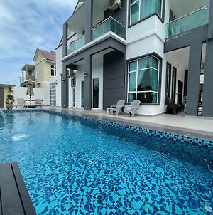 A Spacious 7Br Home With Private Swimming Pool In Langkawi By Zervin Kuah Exterior photo
