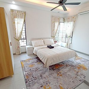 Tropika Homestay Bangi With 3 Bedrooms Kajang Exterior photo