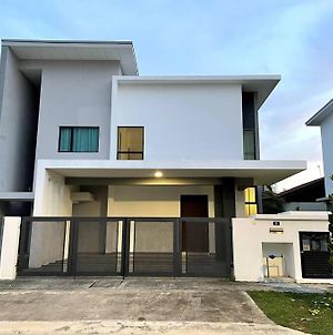 Five Bedrooms Residential Home With Free Wifi Sepang Exterior photo