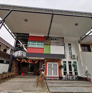 The Boxs Container Homestay Kuching Exterior photo