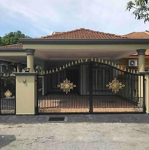 Homestay Islam Keluarga BTP Rawang Exterior photo