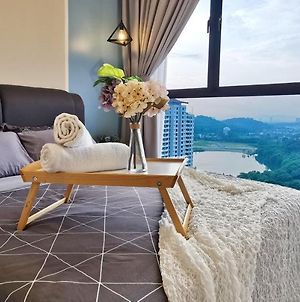Astetica Pool & Lake View High Floor 100Mbps Wifi Netflix Apartment Seri Kembangan Exterior photo