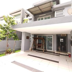 Tiara Homestay - For Malay Only Semenyih Exterior photo