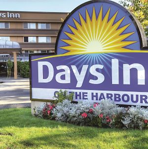 Days Inn By Wyndham Victoria On The Harbour Exterior photo