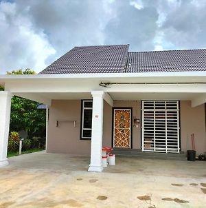 Wipah Guest House in Kampung Lundang, Kota Bahru Exterior photo