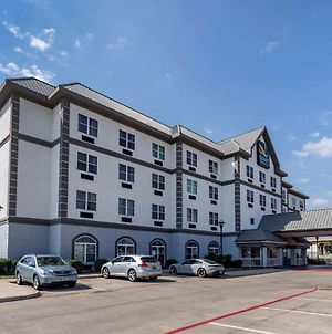 Quality Inn & Suites I-35 E/Walnut Hill Dallas Exterior photo