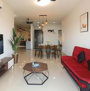 Lovely 3-Bedroom With Pool - Puchong For 6 Pax Exterior photo