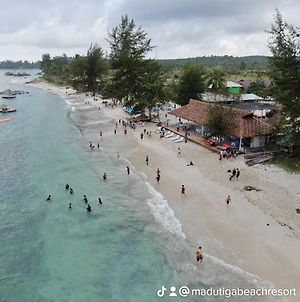 Madu Tiga Beach & Resort Tanjung Pinang Exterior photo