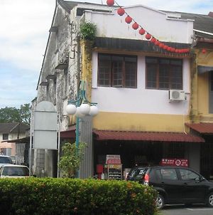 Traveller Homestay Kuching Exterior photo