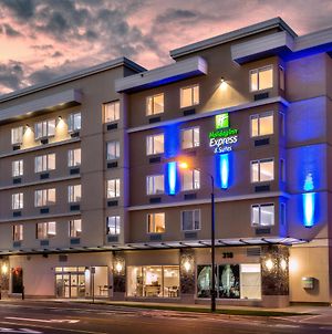 Holiday Inn Express & Suites Victoria-Colwood, An Ihg Hotel Exterior photo