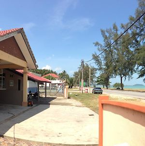 Anggun Beach Guest House Dungun Exterior photo