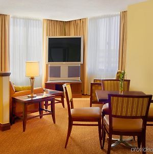 Hilton Indianapolis North Hotel Room photo