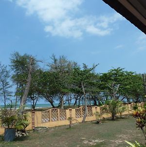 Cempaka Beach Resort Kuantan Exterior photo