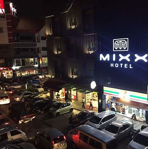 Mixx Hotel Petaling Jaya Exterior photo