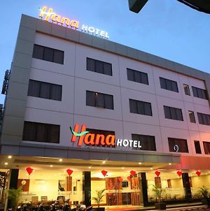 Hana Hotel Batam Exterior photo