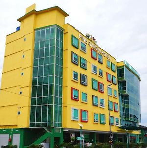 Pine Garden Hotel Kuching Exterior photo