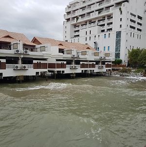 Crystal Private Water Chalet Hotel Port Dickson Exterior photo