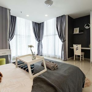 Modern Luxury Studio Apartment Seri Kembangan Exterior photo