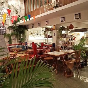 Fun Cafe And Hostel Bangkok Exterior photo