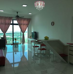 Lovely Apartment At Sky Loft Johor Bahru Exterior photo