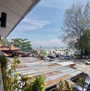 8 Boutique By The Sea Hotel PENANG Exterior photo