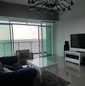 Bay Resort Condominium, 7, Beach-Front Sea View, 6-8 Pax Miri Exterior photo